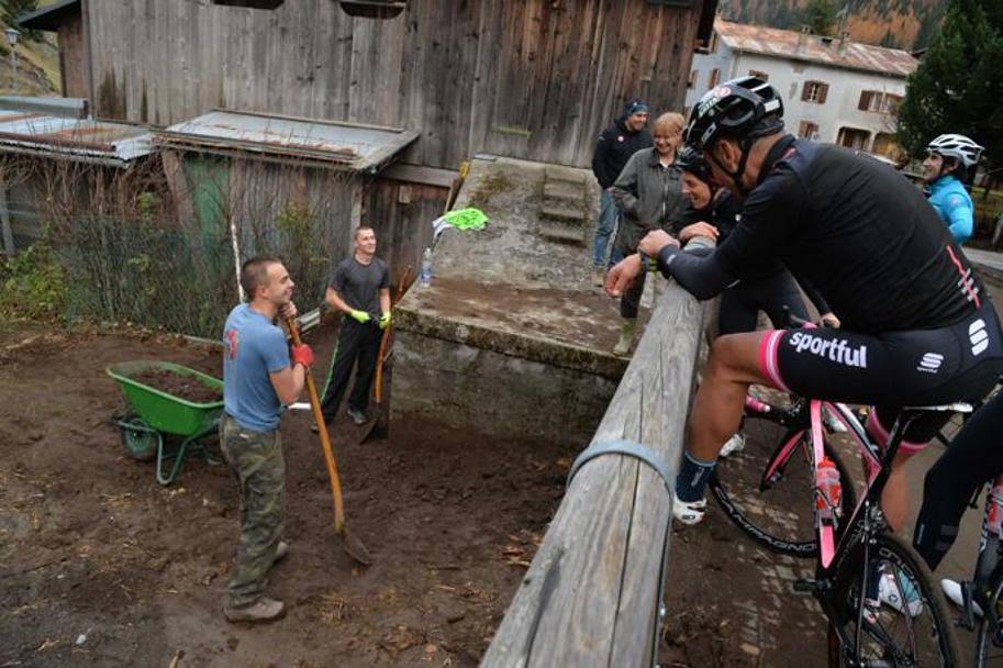 Dell’Antone e De Bettin stanno ripulendo dal fango una casa nei Serrai di Sottoguda